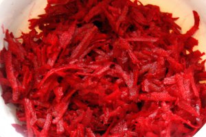 Ciorba de sfecla rosie, arome bogate și culoare intr-un preparat traditional romanesc