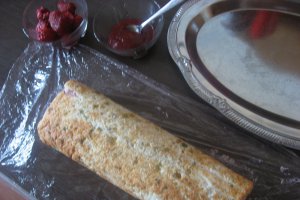 Rulada din albusuri cu crema de branza si capsuni