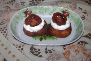 Papanaşi cu frişcă şi gem de piersici