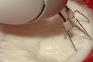 Tort Dukan cu crema de branza si fructe de padure