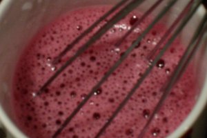 Tort Dukan cu crema de branza si fructe de padure
