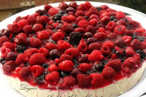 Tort Dukan cu crema de branza si fructe de padure