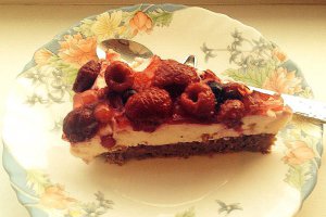 Tort Dukan cu crema de branza si fructe de padure
