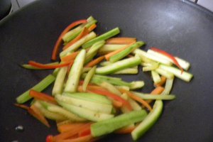 Somon marinat cu legume sote