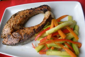 Somon marinat cu legume sote