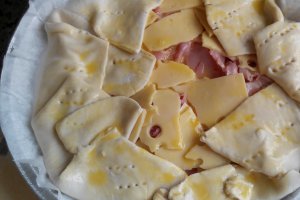 Tarta cu sunca si branza