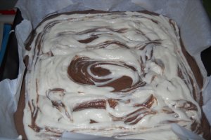 Prajitura marmorata cu branza
