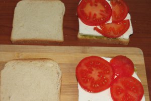 Sendvis cu pesto, branza si rosii
