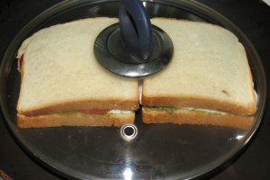 Sendvis cu pesto, branza si rosii