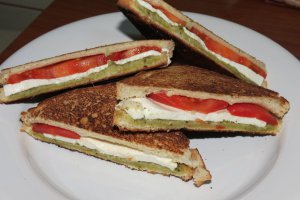 Sendvis cu pesto, branza si rosii