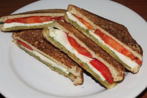 Sendvis cu pesto, branza si rosii