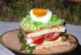 Sandwich cu piure de avocado
