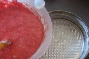 Prajitura fina cu sfecla rosie si crema de branza