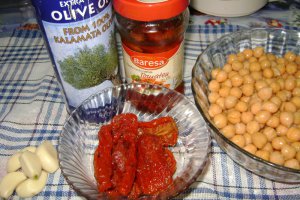 Pasta de naut cu rosii uscate