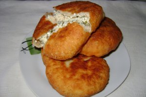 Chifle si scovergi umplute cu urda si marar