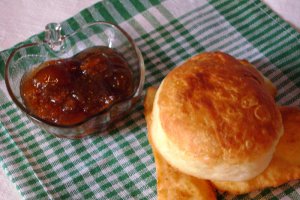 Chifle si scovergi umplute cu urda si marar