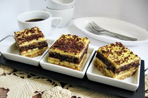 Desert prajitura cu blat de albusuri, biscuiti si crema de galbenusuri
