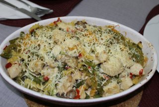 Paste cu pui si legume gratinate