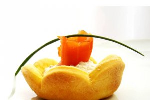 Coşuleţe aperitiv cu brânză, măsline şi somon afumat