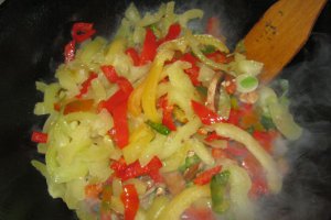 Pui cu legume la wok