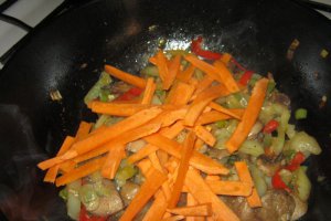 Pui cu legume la wok