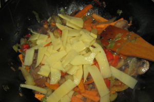 Pui cu legume la wok