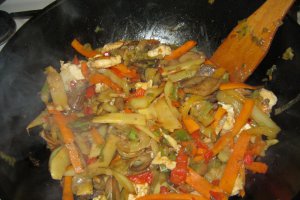 Pui cu legume la wok