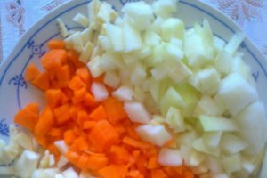 Mancare de linte cu carnat, costita si ceafa de porc