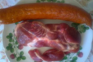 Mancare de linte cu carnat, costita si ceafa de porc