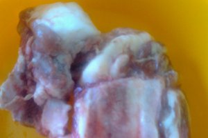Mancare de linte cu carnat, costita si ceafa de porc