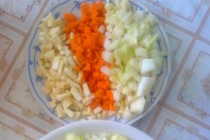 Mancare de linte cu carnat, costita si ceafa de porc