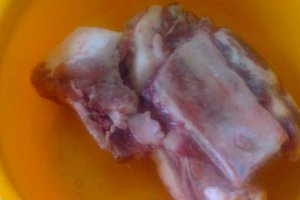 Mancare de linte cu carnat, costita si ceafa de porc