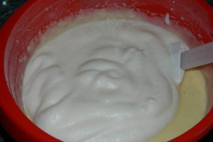 Prajitura cu iaurt si fructe confiate