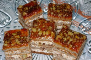 Prajitura in foi cu frisca si nuci caramelizate