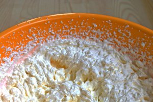 Nougat glacé cu sos caramel