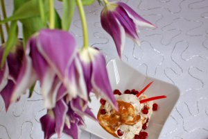 Nougat glacé cu sos caramel