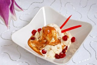 Nougat glacé cu sos caramel