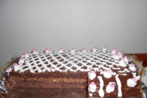 Tort cu crema de cicolata si nuci caramelizate