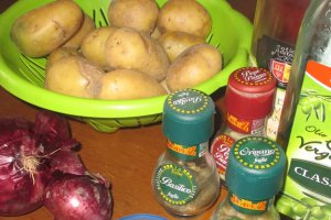 Cartofi la cuptor cu sos de ceapa caramelizata