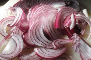 Cartofi la cuptor cu sos de ceapa caramelizata