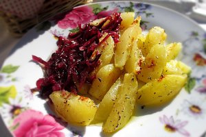 Cartofi la cuptor cu sos de ceapa caramelizata