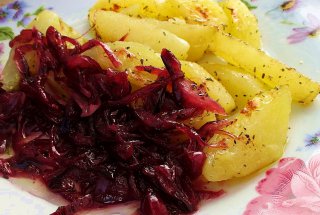 Cartofi la cuptor cu sos de ceapa caramelizata