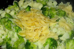 Farfalle cu broccoli si conopida