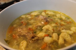 Supa de pui cu mazare si galuste