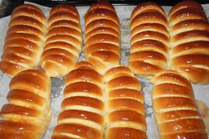 Pariziene cu crema de vanilie si visine de post