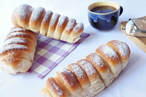 Pariziene cu crema de vanilie si visine de post