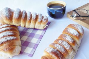 Pariziene cu crema de vanilie si visine de post