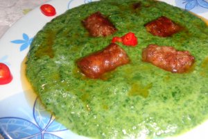 Spanac scazut cu carnati afumati