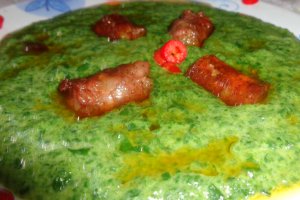 Spanac scazut cu carnati afumati
