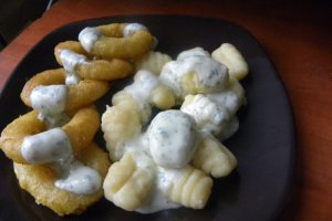 Inele de calamar cu gnocchi si sos de iaurt